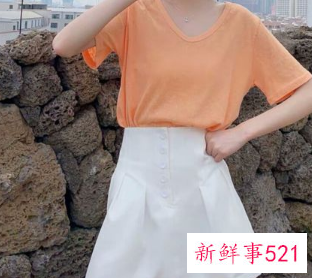 橙色的上衣怎么搭配