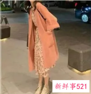 里面穿连衣裙外面穿什么