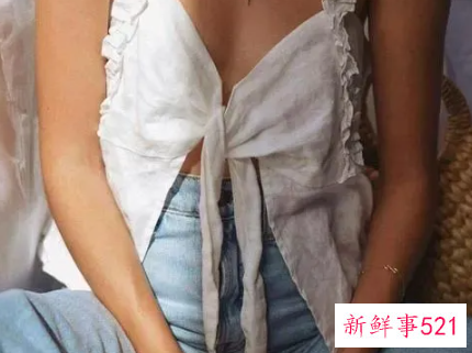 v领吊带背心搭配