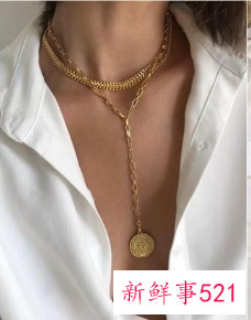 穿衬衫怎么戴项链好看