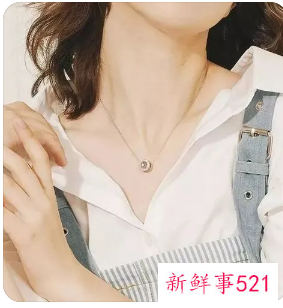 穿衬衫怎么戴项链好看
