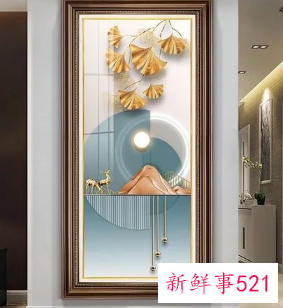 正对入户门墙上挂画