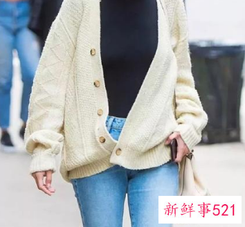 小直筒牛仔裤搭配什么上衣