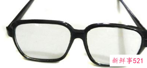 为什么戴眼镜显老气