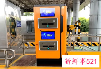 湖北高速公路收费机器人:30秒完成缴费通行