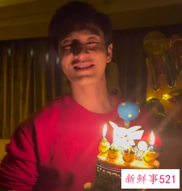 黄晓明晒出自己44岁庆生照