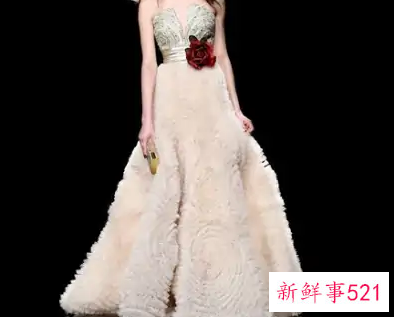 穿礼服长裙礼仪