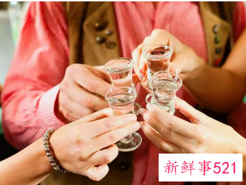 不喝酒该不该用茶敬