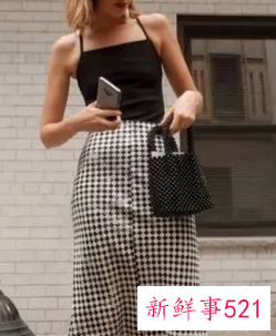 v领吊带背心搭配