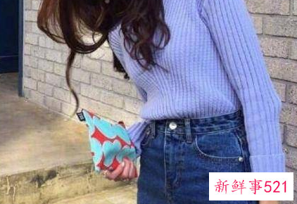 一字裙搭配什么上衣好看