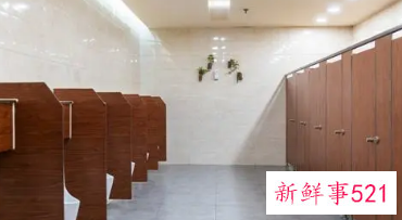 梦见上公厕小便很脏下不去脚