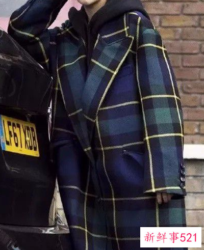 带帽卫衣搭配大衣男生女生都能出彩的穿搭