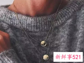 男士项链要露出来吗