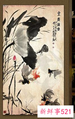 正对入户门墙上挂画