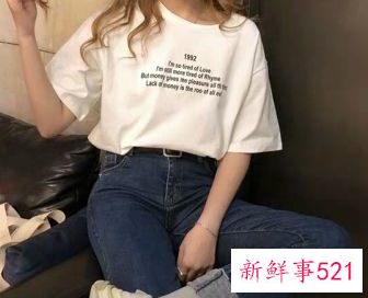 宽松t恤怎么搭配裙子