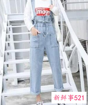 小直筒牛仔裤搭配什么上衣