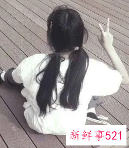 一个女生老是偷偷看你