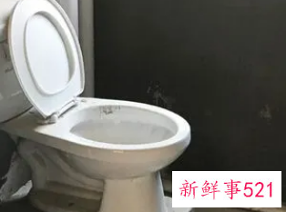 梦见上公厕小便很脏下不去脚