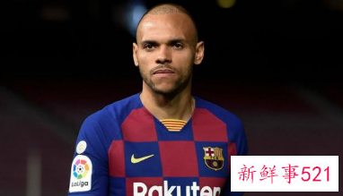 莱万亮相诺坎普，57300名观众到场见证