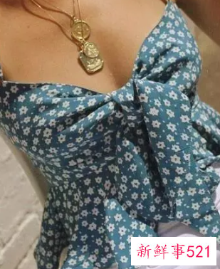 v领吊带背心搭配