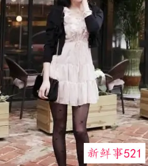 短裙配外套的图片