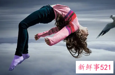 女人梦见空中飞是什么意思