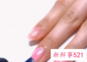 指甲只涂亮油