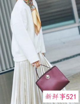 白色毛衣配什么色