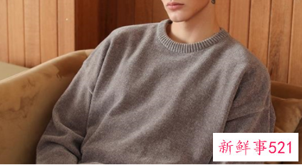 圆领毛衣里面怎么搭