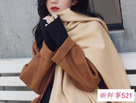 皮肤黑戴什么颜色的围巾好看