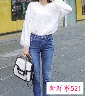 浅蓝色微喇牛仔裤配什么上衣