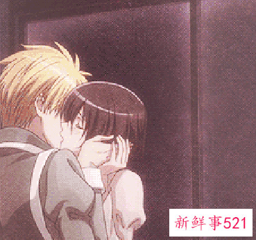 亲下嘴唇是表示什么