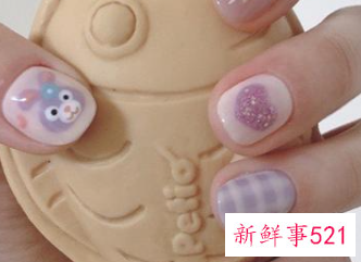 指甲涂什么颜色显手白