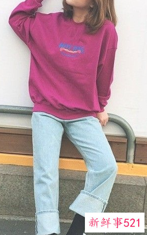 浅蓝色微喇牛仔裤配什么上衣