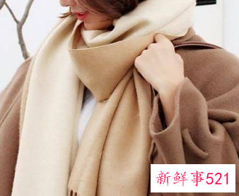 浅蓝色围巾适合什么肤色