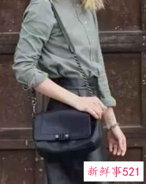 秋冬长款皮裙怎么搭配