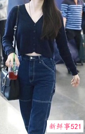 针织开衫配运动裤