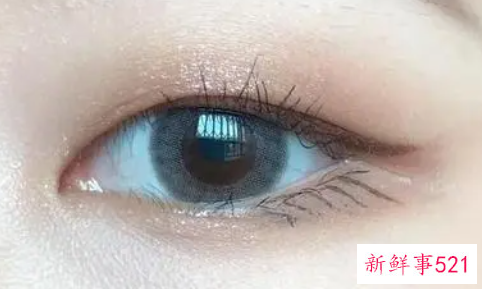 白色的眼影更显眼睛大