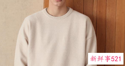 圆领毛衣里面怎么搭