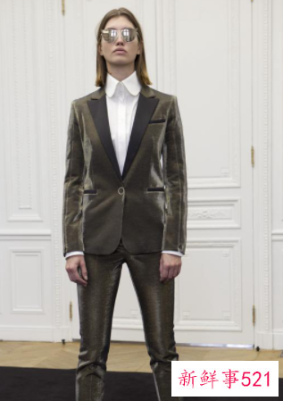 黑色大衣配什么帽子呢