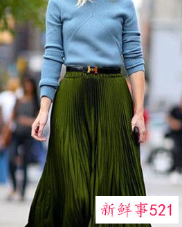 墨绿色百褶长裙配上衣图