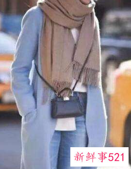 浅蓝色围巾适合什么肤色