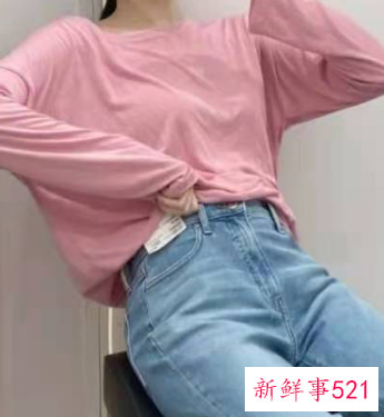 暗粉色上衣配什么颜色裤子好看