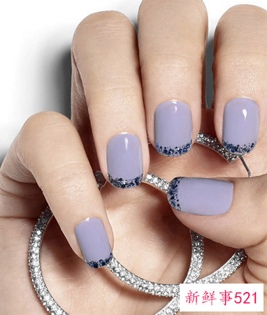 手黑美甲什么颜色好看