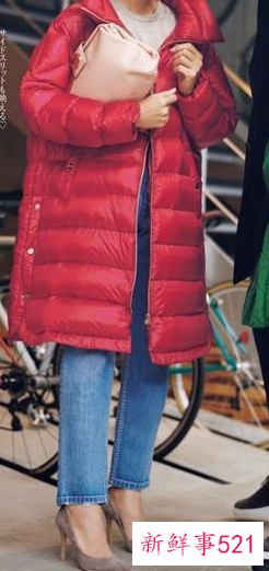 红色大衣搭什么颜色衣服
