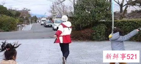 邓超晒生活日常，称女儿睡前要求打扑克