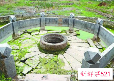 梦见向井中丢石头是什么意思