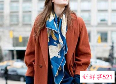 秋天丝巾怎么搭配衣服
