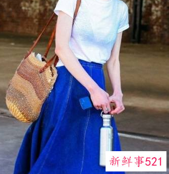 纯白t恤怎么搭配