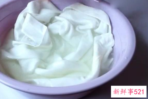 白衣服第一次洗就发黄怎么办